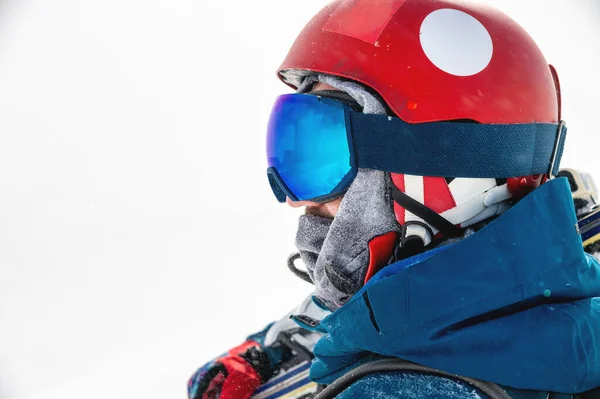 Desportista Capacete Óculos Perfil Contra Fundo Neve Branca Caindo Olha — Fotografia de Stock