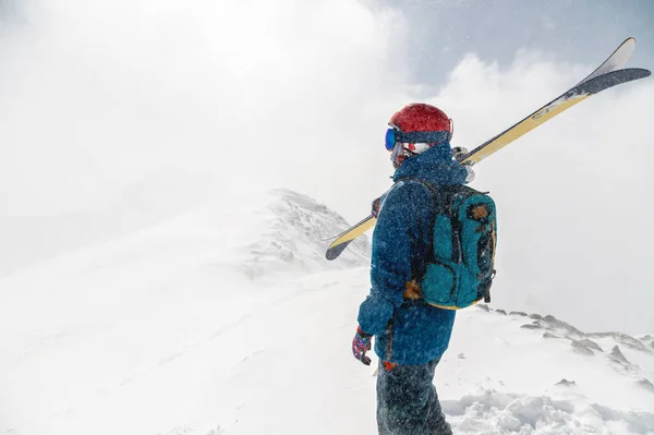 Man Stands His Back Camera Alpine Skis His Shoulder Backdrop — Stock Photo, Image