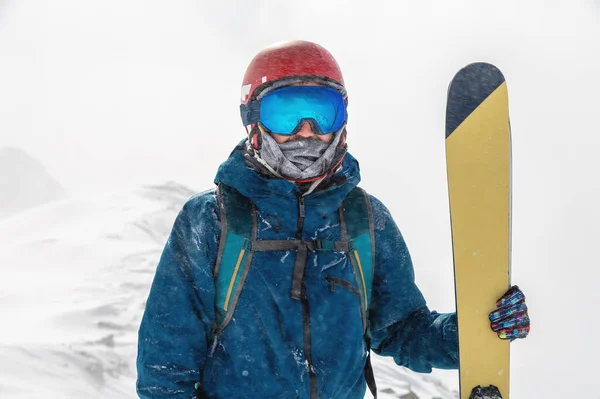 Счастливый Лыжник Стоит Горе Лыжник Держащий Лыжи Смотрящий Камеру Фоне — стоковое фото