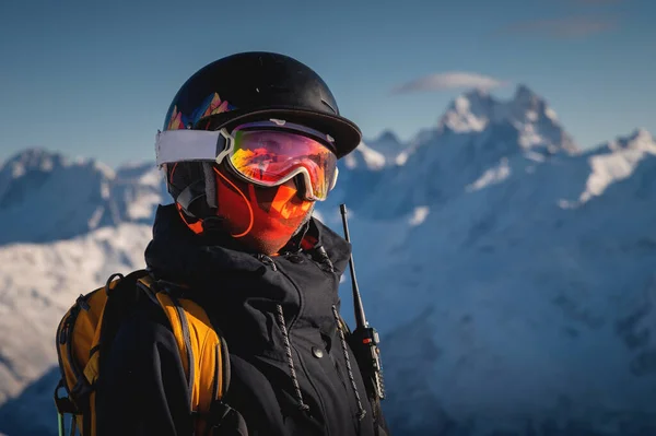 Skiër Lacht Vrolijk Vrolijk Tevreden Vrouw Warme Windjack Skibril Masker — Stockfoto
