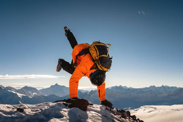 Esquiador Cabeça Para Baixo Suporte Mão Topo Montanha Atleta Suas — Fotografia de Stock