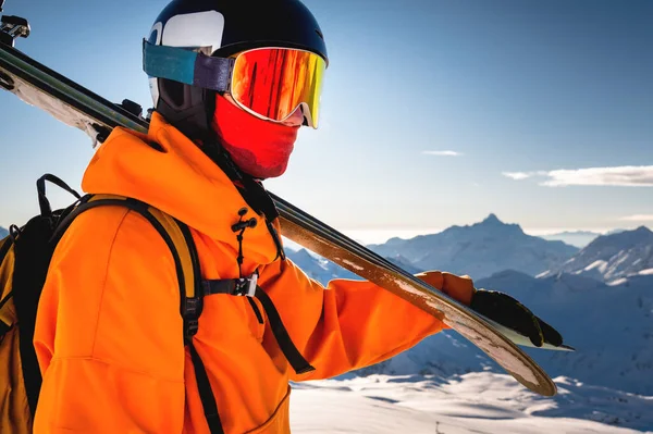 Tiro Esquiador Topo Uma Montanha Com Esquis Seu Ombro Dia — Fotografia de Stock