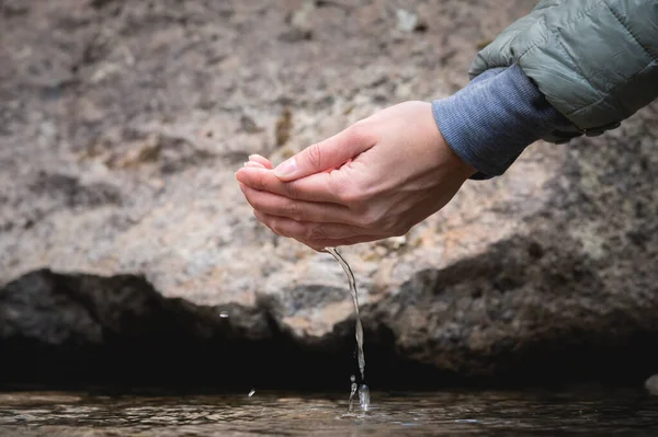 Górska Wiosna Kobieta Myje Ręce Świeżą Naturalną Zimną Wodą Pitną — Zdjęcie stockowe