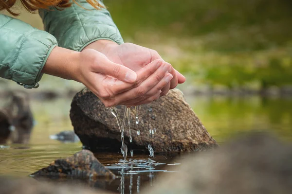 Close Uma Mão Mulheres Derramando Água Suas Palmas Enquanto Tenta — Fotografia de Stock