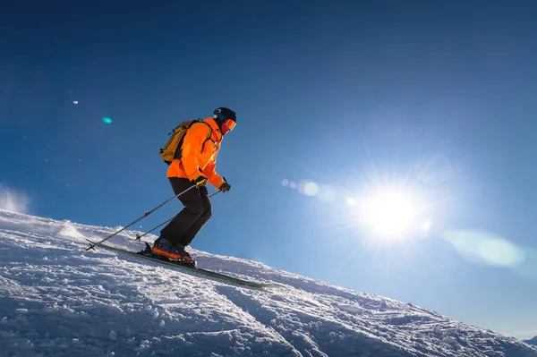 职业滑雪者运动员在滑雪场顶上滑雪 寒假和体育理念与冒险家一起在山顶滑雪板上滑行 温暖灿烂的晴天 — 图库照片