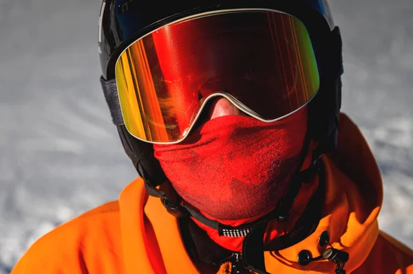 Porträtt Snowboard Skidglasögon Och Skidhjälm Man Som Tittar Kameran Närbild — Stockfoto