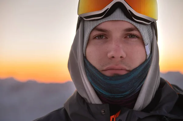 Портрет Задумчивого Лыжника Горах Закате Молодой Человек Смотрит Камеру Стоя — стоковое фото