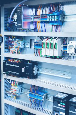 Duvara güneş paneli kontrolü kuruluyor. Parlak ışığı olan güneş enerjisi teknolojisi. Elektriksel ekipman yönetimi.