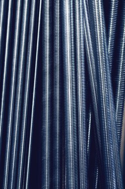 İnşaat deposu. Tonlanmış görüntü. Atlı çubuklara aygır da denir. Galvanize iplikler tüm çubuk boyunca uzanıyor. Tavandan sarkan metal bir uzay aracı ile kullanılır.