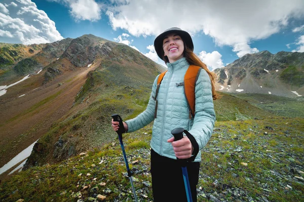 Portrét Dívka Šťastná Usmívá Při Turistice Horách Krásná Mladá Kavkazská — Stock fotografie
