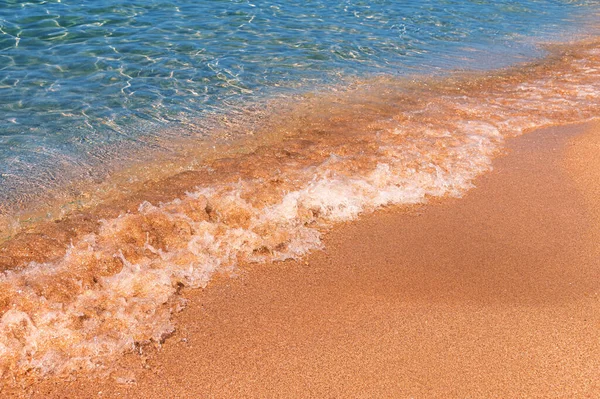 Weiche Meereswogen Einem Sandstrand Ruhige Sanfte Wellen Wälzen Schaum Auf — Stockfoto