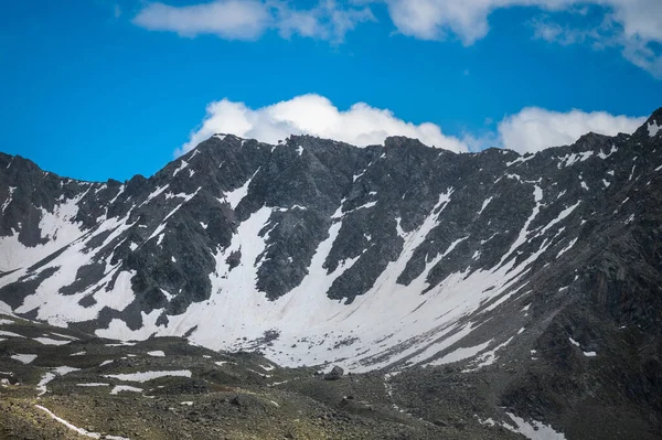 Hermosos Picos Montaña Nieve Paisaje Dramático Con Altos Acantilados Nevados —  Fotos de Stock