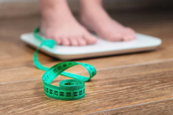 Ξυπόλητη Γυναίκα Στέκεται Ψηφιακή Κλίμακα Έννοια Της Διατροφής Της Απώλειας — Φωτογραφία Αρχείου
