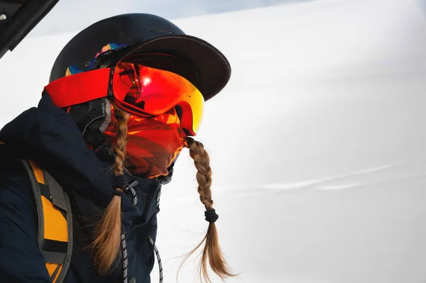 Portret Van Een Vrouwelijke Snowboarder Een Masker Die Naar Top — Stockfoto