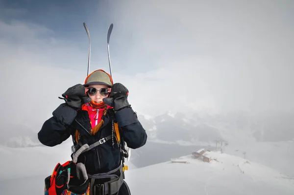 Dağlarda Kayak Tatiline Çıkan Genç Bir Kadın Portre Kayak Merkezinde — Stok fotoğraf