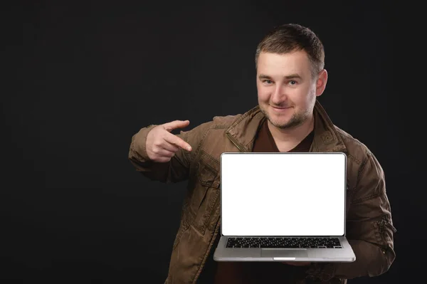 Gelukkig Volwassen Aantrekkelijke Europese Man Met Vinger Laptop Met Blanco — Stockfoto