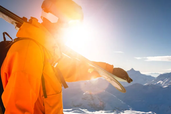 Ein Junger Skifahrer Mit Skibrille Den Bergen Und Heller Kleidung — Stockfoto