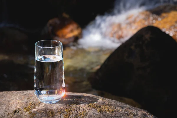 Czysta Woda Zdrowa Koncepcja Naturalna Woda Pitna Szklanej Szklance Tle — Zdjęcie stockowe