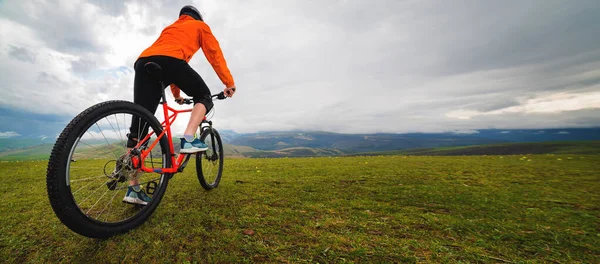 Ciclismo Hombre Una Bicicleta Enduro Encuentra Paisaje Las Montañas Vista —  Fotos de Stock