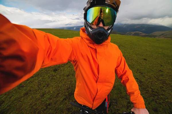 Jovem Tira Uma Selfie Enquanto Treina Nas Montanhas Bicicleta Homem — Fotografia de Stock