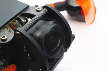 FPV kamerasına yönelen yeni yüksek teknoloji lensler kendi kendine kurulmuş bir kuadrokopterde. Yakın plan..