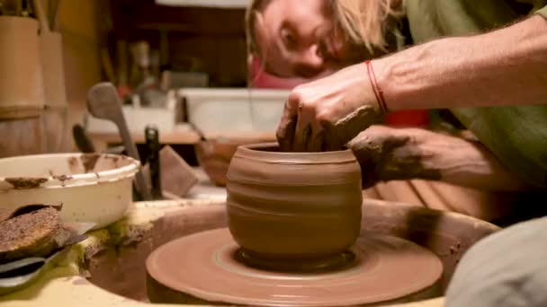 Een Close Van Een Pottenbakkershand Creëert Een Kleikom Een Pottenbakkerswiel — Stockvideo