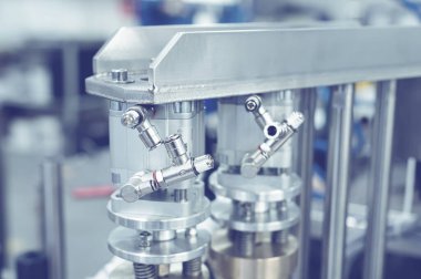 Pnömatik üretim ekipmanları. Pnömatik tip CNC ekipmanı üretimi. Tonu ayarlanmış resim.