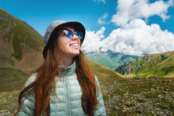Gözlüklü Güzel Bir Kızın Dağlarda Yürüyüş Yaparken Portresi Dağlara Yolculuk — Stok fotoğraf