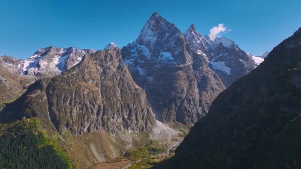 Vista Aérea Valle Montañoso Con Altas Montañas Rocosas Río Abajo — Vídeos de Stock