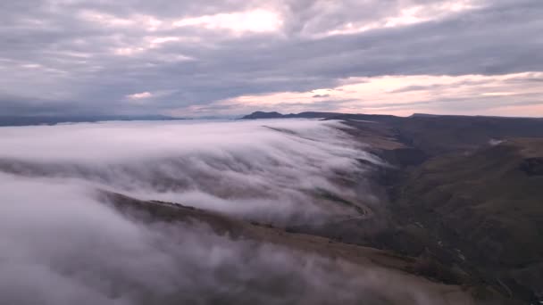 Vista Drone Ângulo Alto Vista Nevoeiro Estação Chuvosa Sobre Montanhas — Vídeo de Stock