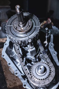 Bir off-road aracının parçalanmış nakil davası. Tork iletim zinciri. Tonu ayarlanmış resim.