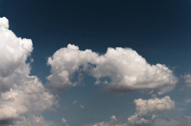 Kabarık bulutlu mavi gökyüzü arkaplanı. Fırtınadan önce gökyüzü veya günbatımı. gökyüzü arkaplanı.