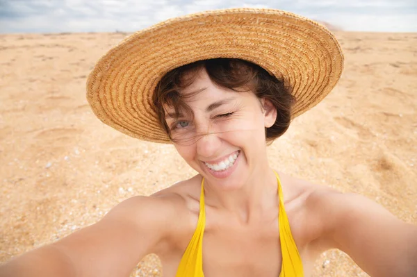 Счастливая Девушка Делающая Селфи Время Летнего Пляжного Отдыха Весело Улыбается — стоковое фото
