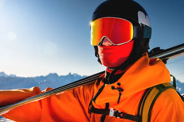 滑雪者肩膀上有滑雪板的肖像 在一个阳光灿烂的冬日 户外运动 运动理念的背景下的男人 — 图库照片