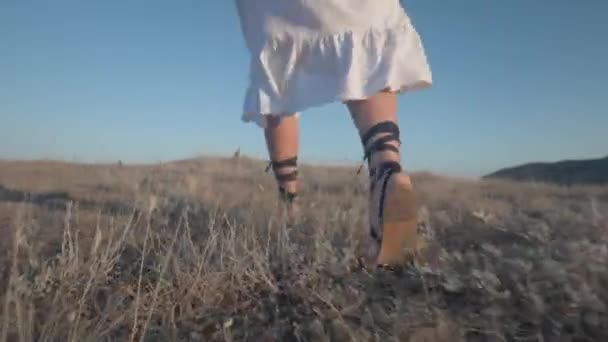 Nogi Kobiet Trawie Płaskich Sandałach Wstążkami Białą Sukienką Stylu Boho — Wideo stockowe
