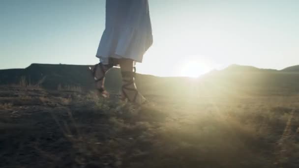 Χαμηλή Γωνία Νεαρή Γυναίκα Πόδια Στο Γρασίδι Πανέμορφο Φως Ηλιοβασίλεμα — Αρχείο Βίντεο