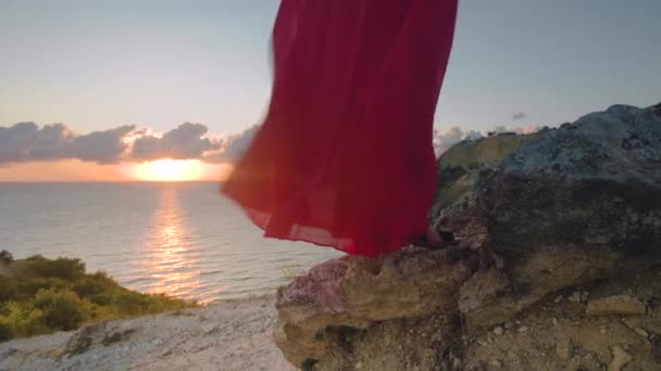 Μια Αγνώριστη Γυναίκα Στέκεται Στην Παραλία Ένα Μεταξωτό Φόρεμα Που — Αρχείο Βίντεο
