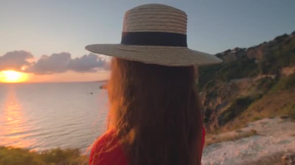 Uma Jovem Mulher Caucasiana Atraente Com Cabelos Longos Vestido Vermelho — Vídeo de Stock