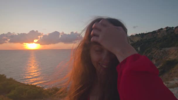 Ένα Μοδάτο Κορίτσι Στέκεται Στην Παραλία Ισιώνει Μαλλιά Της Χέρια — Αρχείο Βίντεο