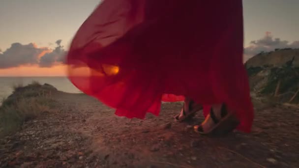 Zbliżenie Kobiecych Nóg Płynącej Sukience Plaży Morskiej Czerwony Materiał Płynie — Wideo stockowe