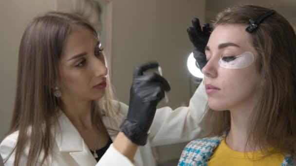 Właściciel Salonu Kosmetycznego Usuwa Nadmiar Farby Pod Oczami Pacjentów Kontynuuje — Wideo stockowe