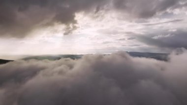 Dağlık bir bölgede paraşüt gevşetici bulutların hava görüntüsü. Videolar yaz dağı arka planı.