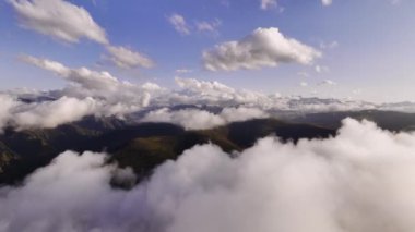 Elbrus 'un eteğindeki dağlık bir bölgede paraşüt bulutlarının hava manzarası. Videolar yaz dağı arka planı.