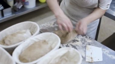Fırında el işi ekmek büküyorum. Kadınların elleri hamuru yoğurur ve fırın tabaklarına serer..