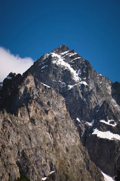 Kaukaz Kamienne Zbocza Gór Kawałkami Śniegu Słoneczny Dzień Zbliżenie — Zdjęcie stockowe