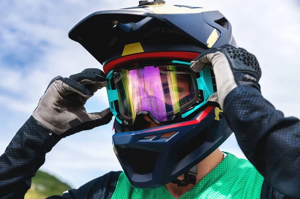 Ein Gut Ausgerüsteter Radprofi Steht Auf Und Justiert Seine Schutzbrille — Stockfoto