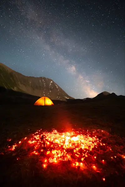 Ночной Пейзаж Горящие Угли Остатки Огня Фоне Светящейся Горной Палатки — стоковое фото