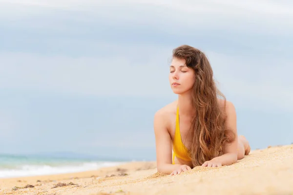 Hermosa Mujer Con Cuerpo Perfecto Encuentra Playa Arena Con Bikini —  Fotos de Stock