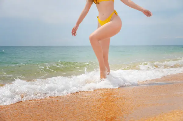 Legs Girl Close Barefoot Sand Seashore Legs Woman Girl Goes — Stock Photo, Image