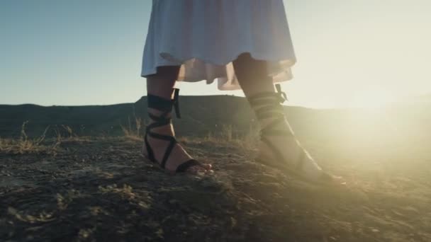 Γυναικεία Πόδια Πόδια Κοντινή Απόσταση Πόδια Κατά Μήκος Όχθες Του — Αρχείο Βίντεο